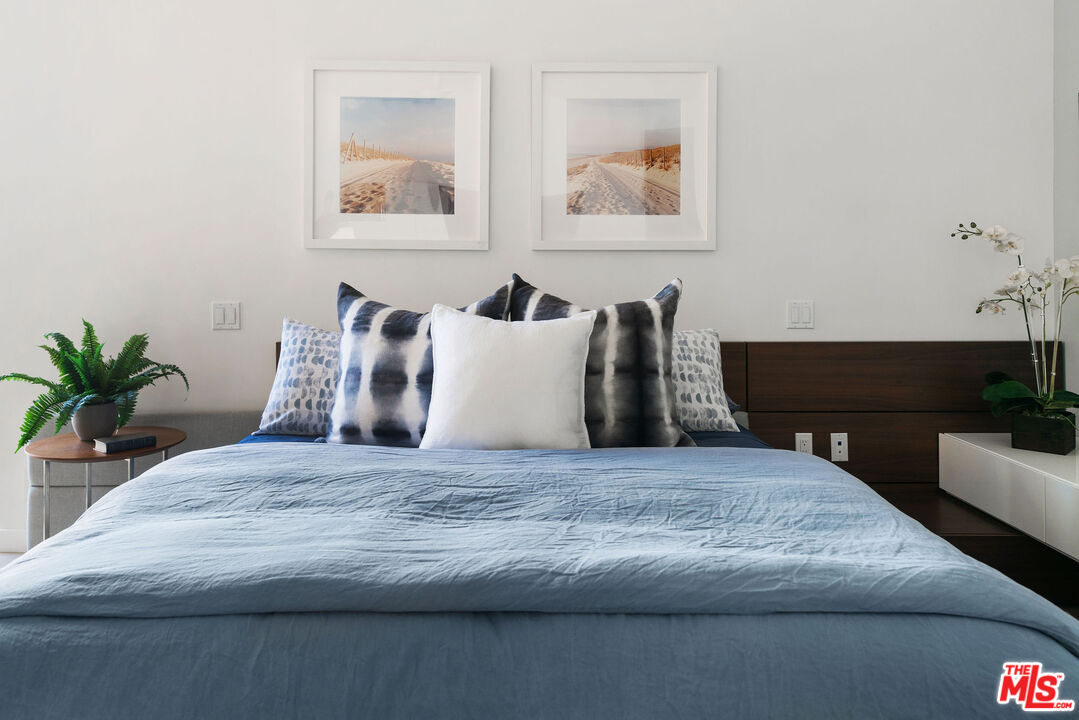 1033 Ocean Avenue, Unit 104 Santa Monica, CA 90403 - Photo 15 of 26 a bedroom with a bed and couch