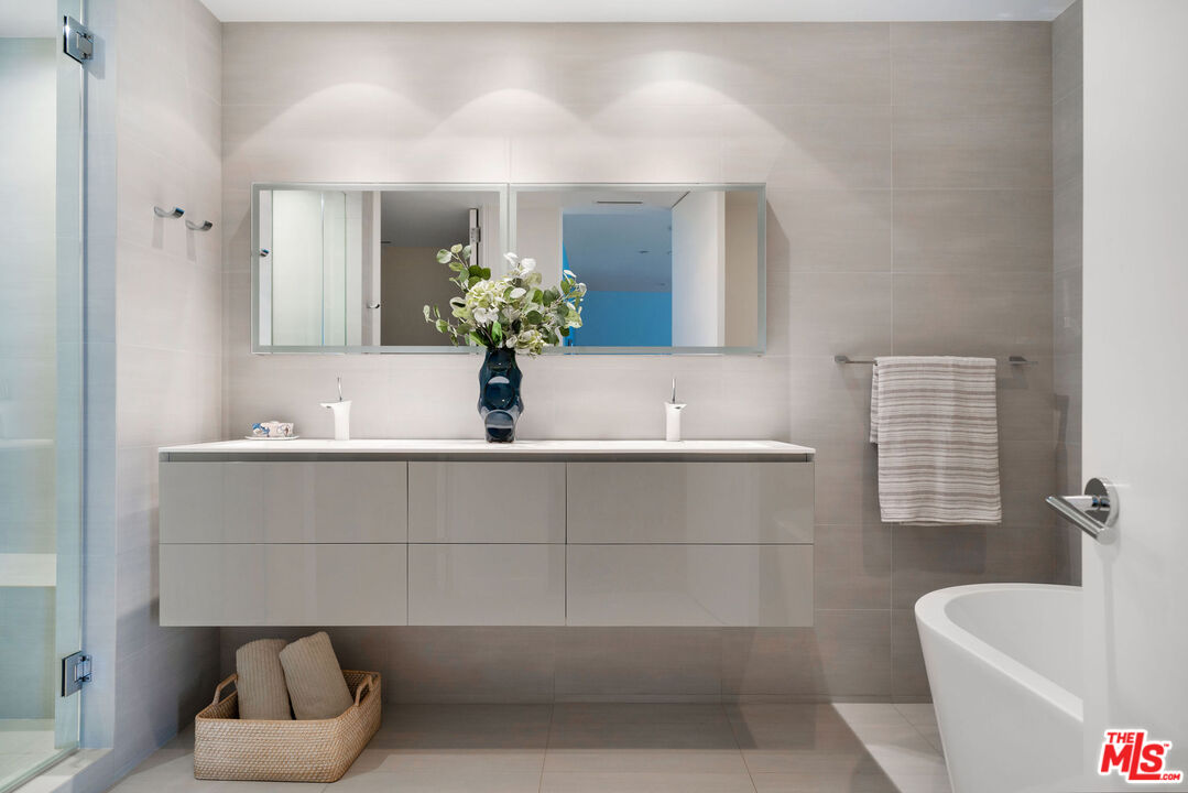 1033 Ocean Avenue, Unit 104 Santa Monica, CA 90403 - Photo 16 of 26 a bathroom with a sink and bathtub