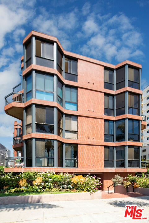 1033 Ocean Avenue, Unit 104 Santa Monica, CA 90403 - Photo 24 of 26 a front view of a building