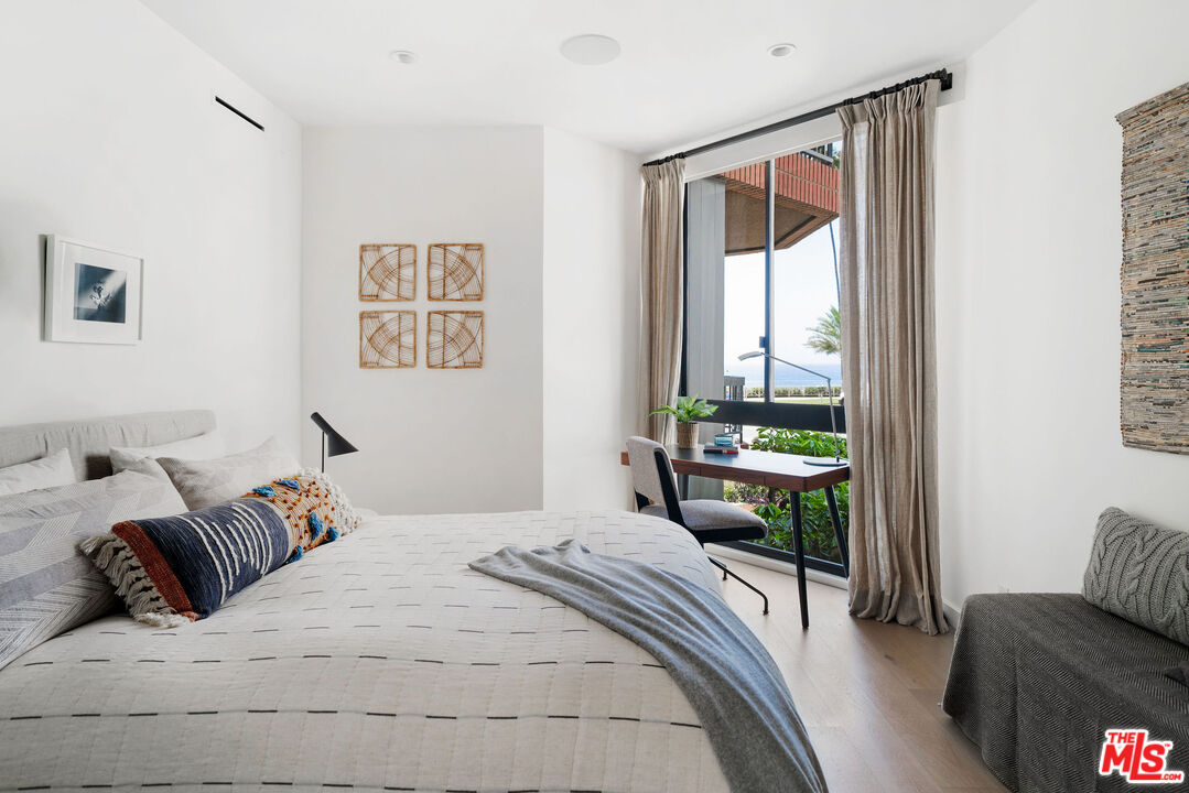 1033 Ocean Avenue, Unit 104 Santa Monica, CA 90403 - Photo 9 of 26 a bedroom with a bed and a couch