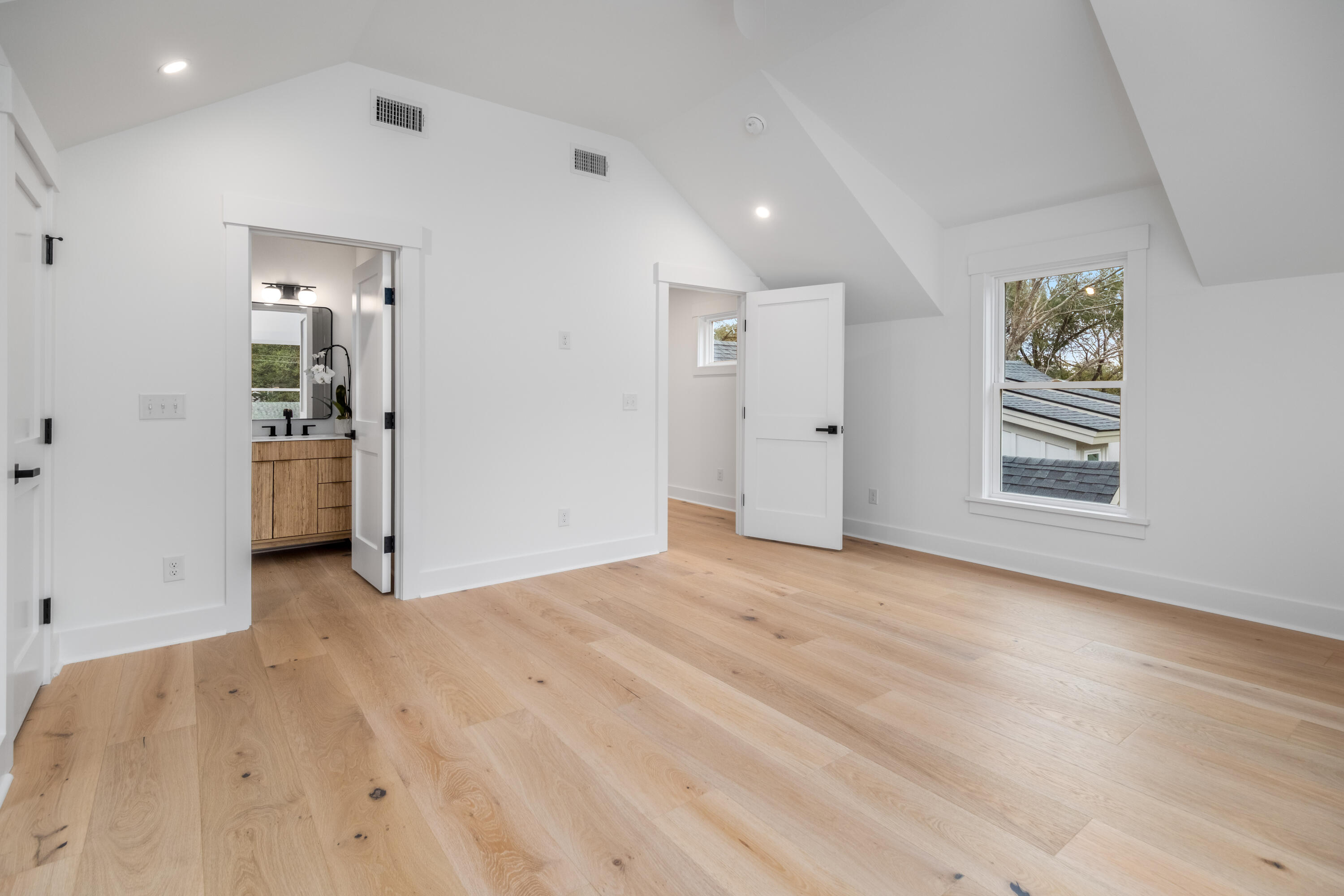 1405 Heather Drive Mount Pleasant, SC 29464 - Photo 50 of 69 Ensuite upstairs bedroom