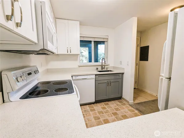 $2,500 | 11107 Northeast 125th Lane, Unit F321, Kirkland, WA 98034
