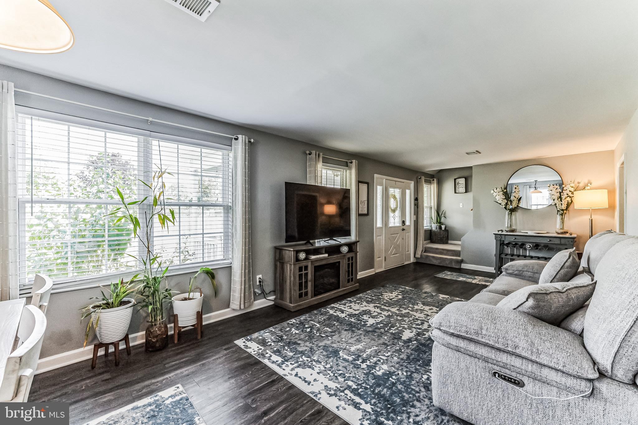 14710 Featherstone Road Woodbridge, VA 22191 - Photo 1 of 33 Living room