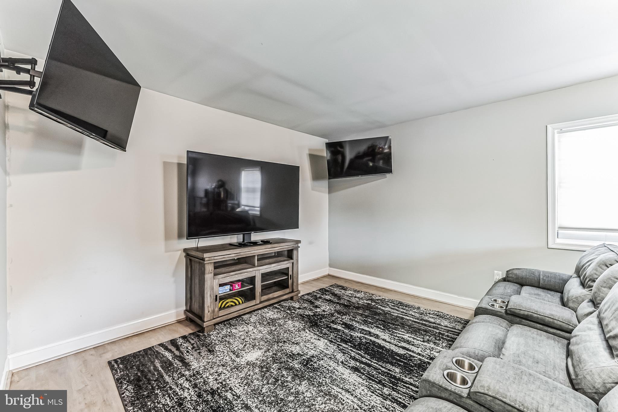 14710 Featherstone Road Woodbridge, VA 22191 - Photo 20 of 33 Guest house living room