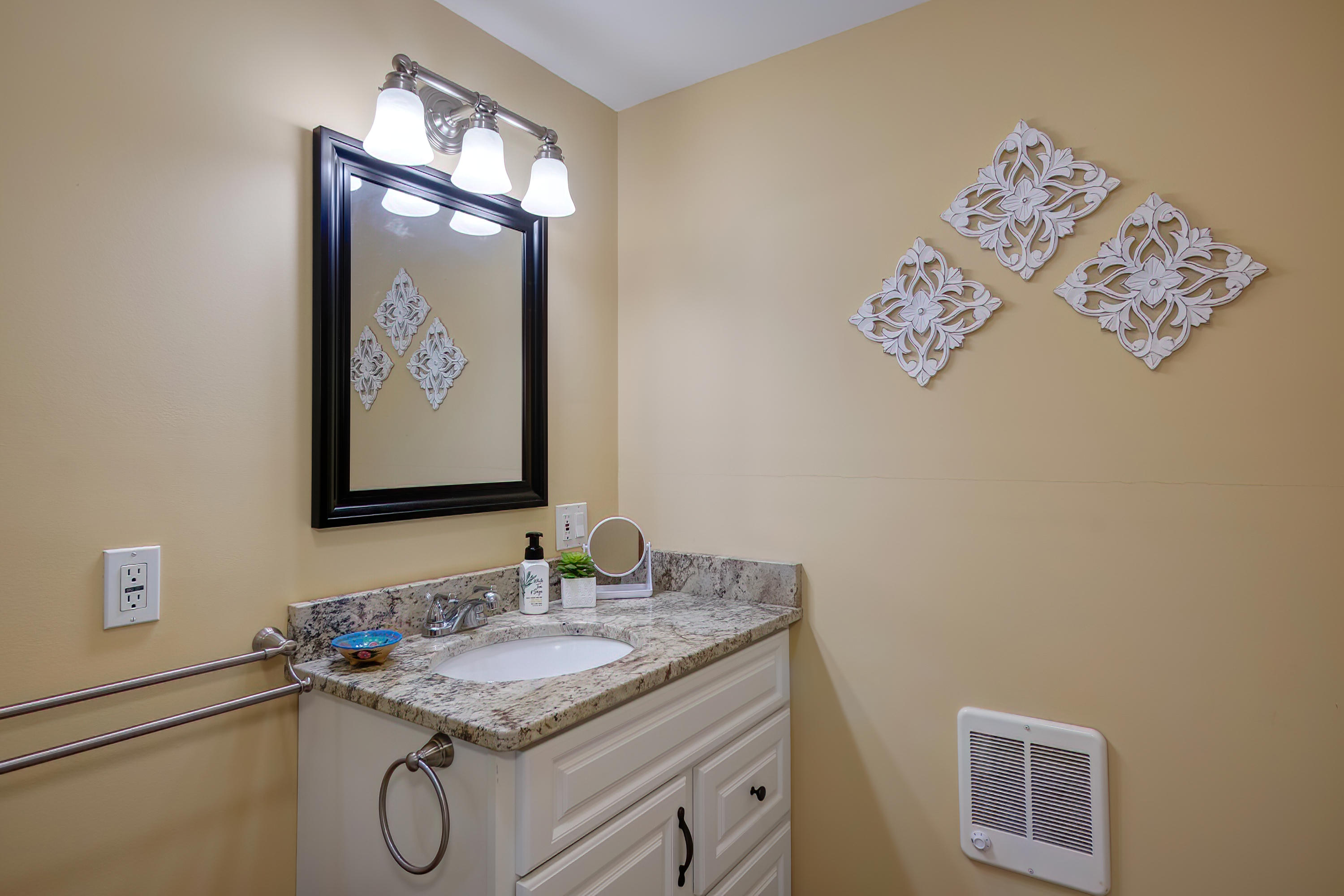 40 Clark Point Road Bernard, ME 04612 - Photo 23 of 32 DCCBathroom2