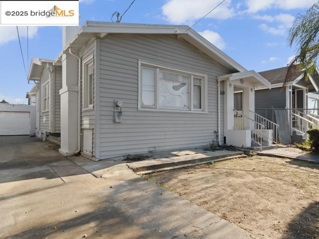 1556 78th Avenue Oakland, CA 94621 - Photo 1 of 11 a backyard of a house