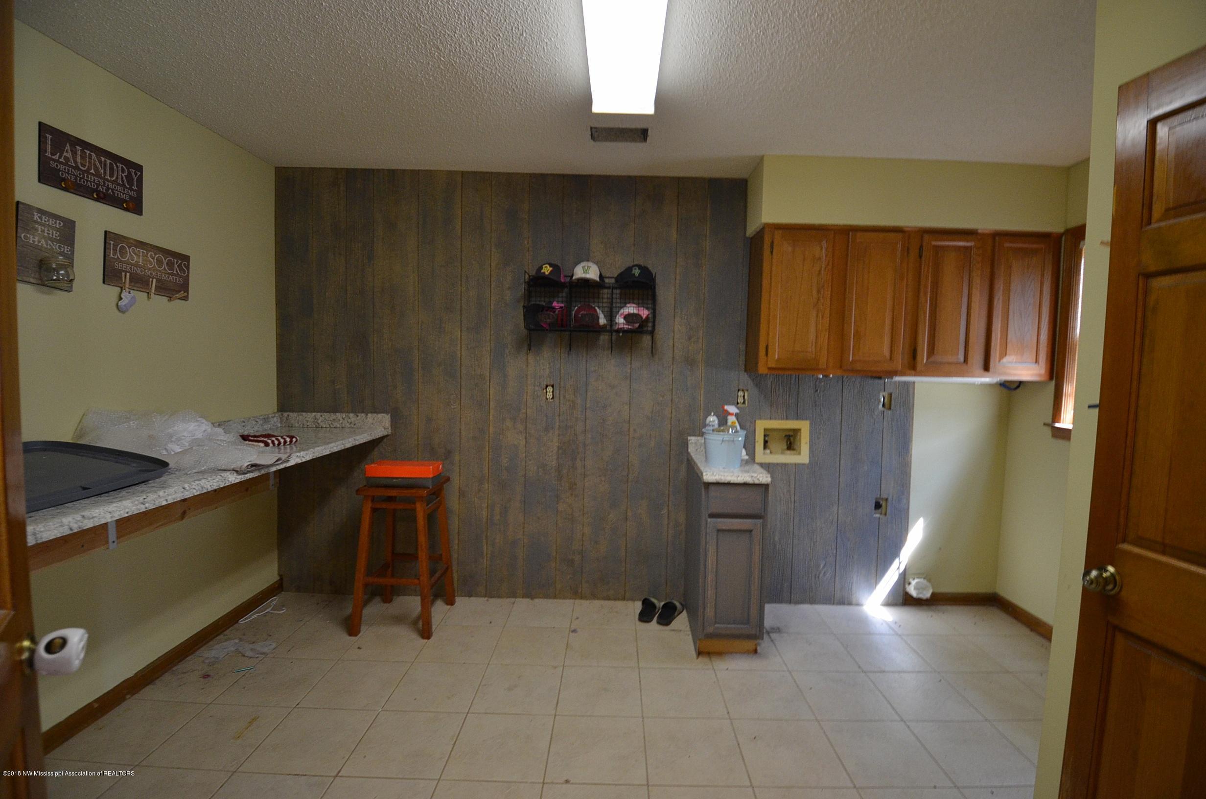 3265 Getwell Road South Hernando, MS 38632 - Photo 17 of 33 Laundry room