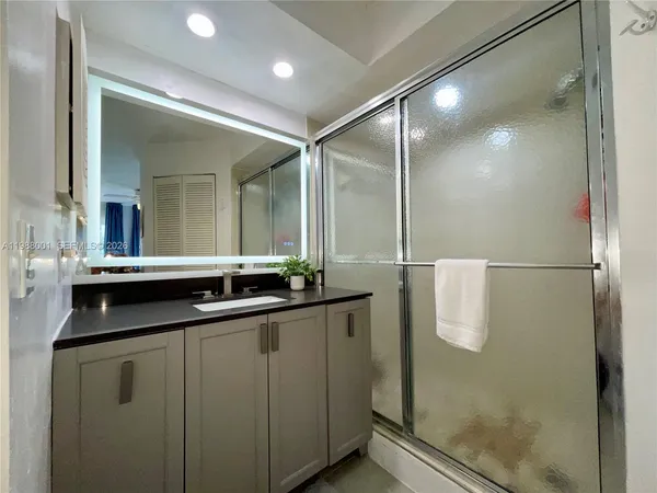 $3,300 | 1280 South Alhambra Circle, Unit 2204, Coral Gables, FL 33146