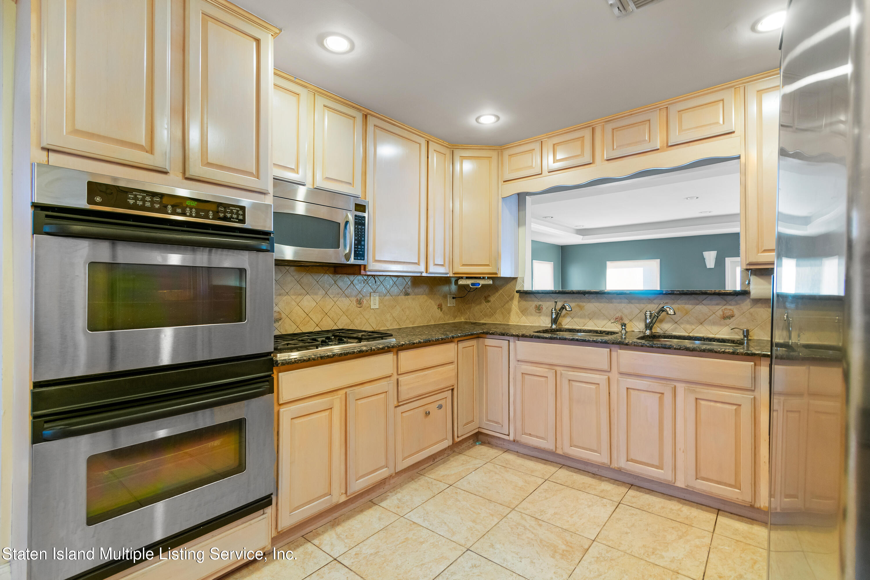 167 Sheraden Avenue Staten Island, NY 10314 - Photo 3 of 28 DSC_9277