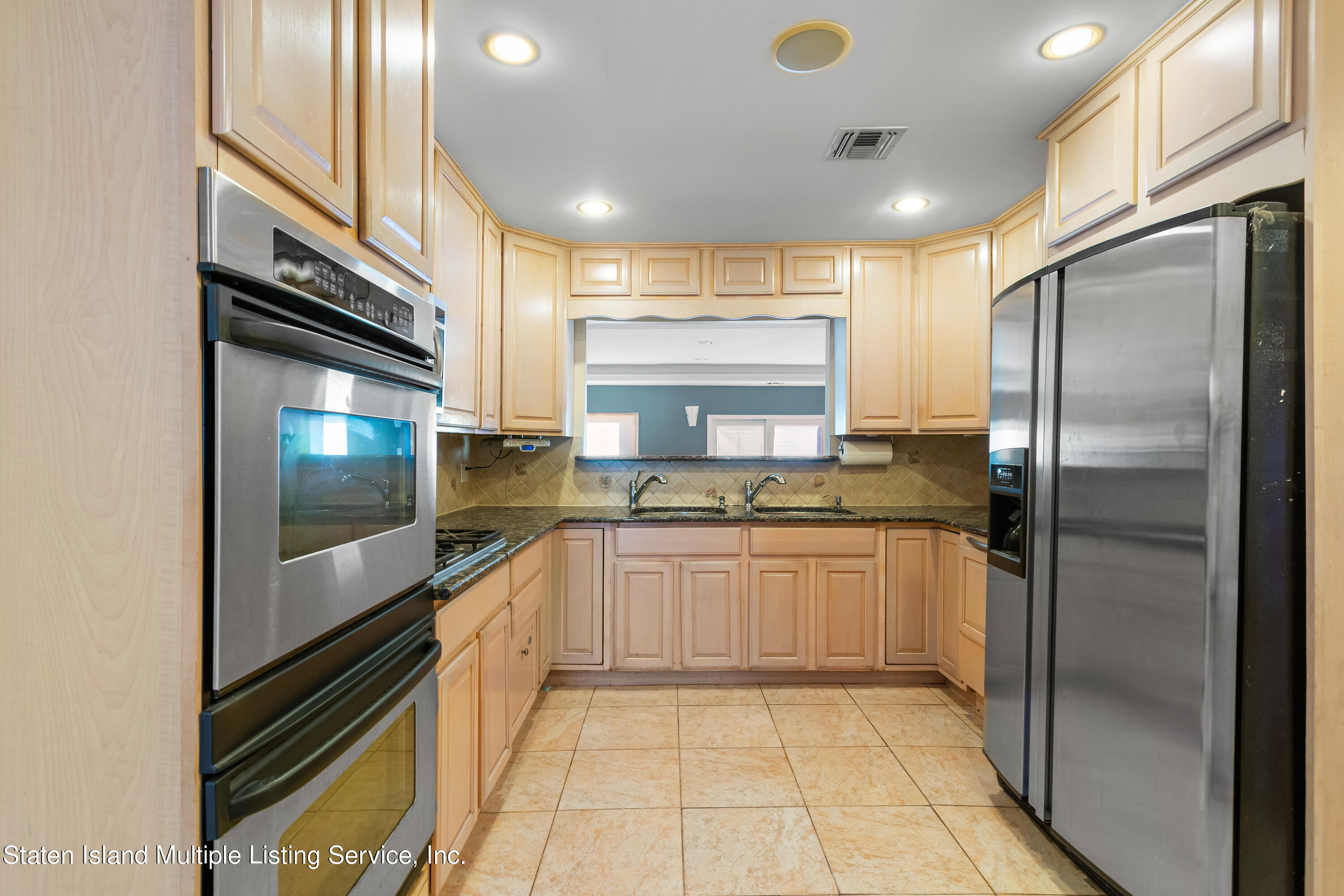 167 Sheraden Avenue Staten Island, NY 10314 - Photo 4 of 28 DSC_9274