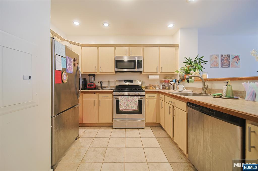 321 The Promenade Edgewater, NJ 07020 - Photo 5 of 18