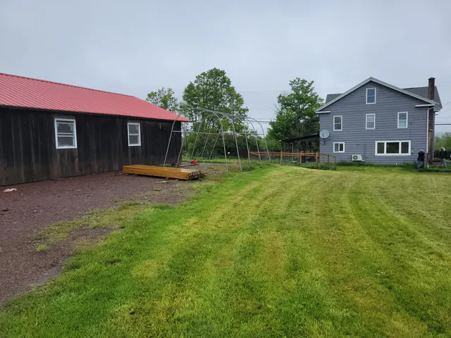 a view of a house with a yard
