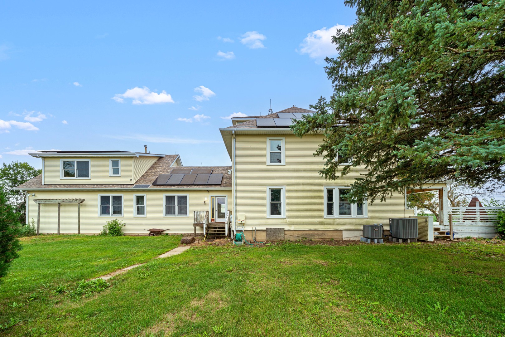 3705 Elva Road Malta, IL 60150 - Photo 3 of 42 a front view of a house with a garden