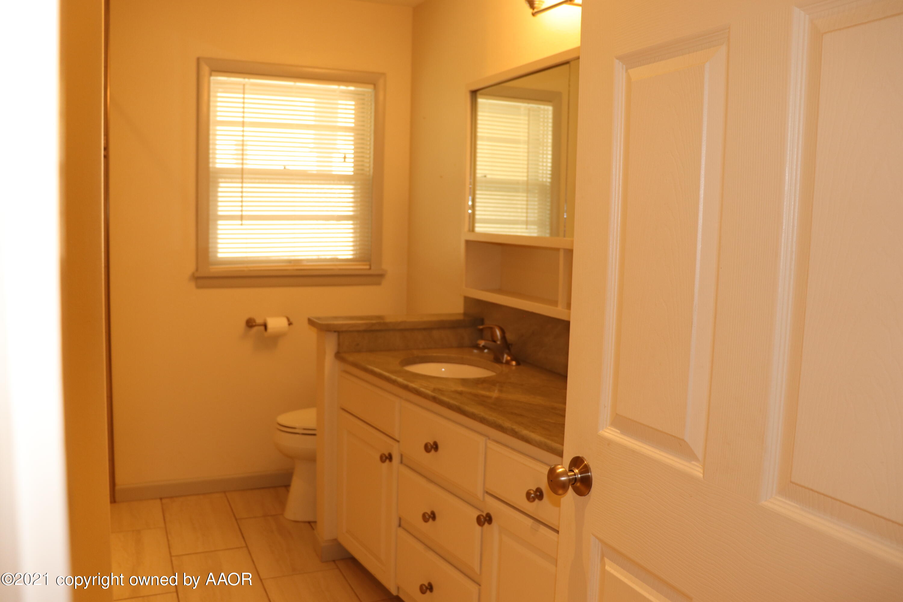4714 South Bryan Street Amarillo, TX 79110 - Photo 15 of 16 Hall Bath