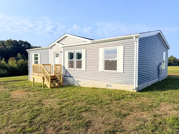 a view of a house with backyard