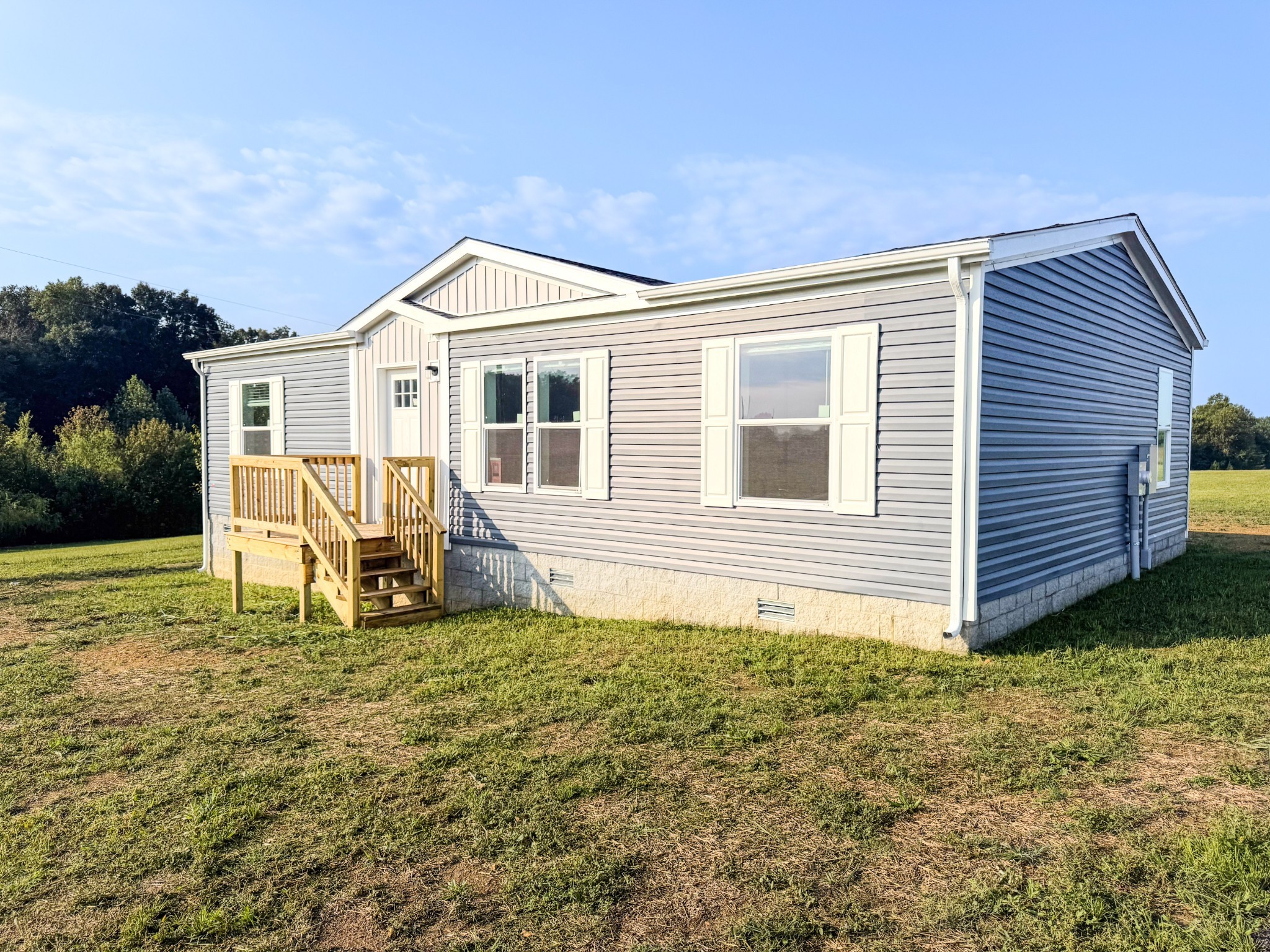 a view of a house with backyard
