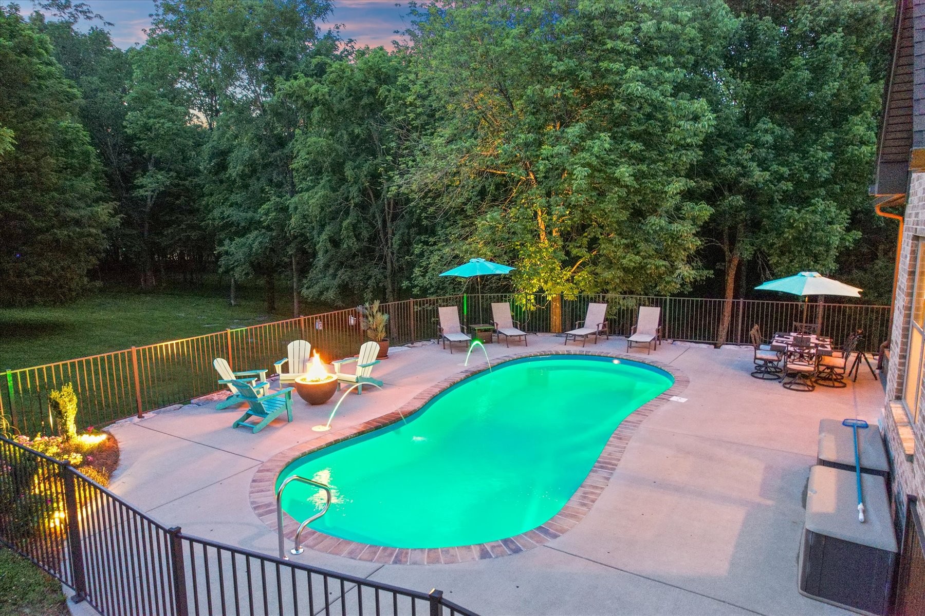 8311 Saundersville Road Mount Juliet, TN 37122 - Photo 8 of 70 an outdoor space with furniture and garden