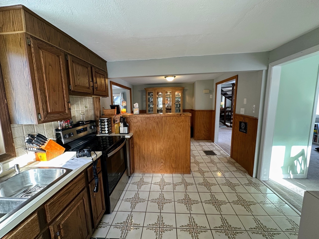 55 Manning Road Chelmsford, MA 01824 - Photo 3 of 32 Gallery Image 3