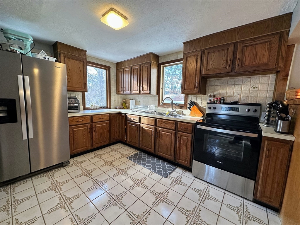 55 Manning Road Chelmsford, MA 01824 - Photo 4 of 32 Gallery Image 4