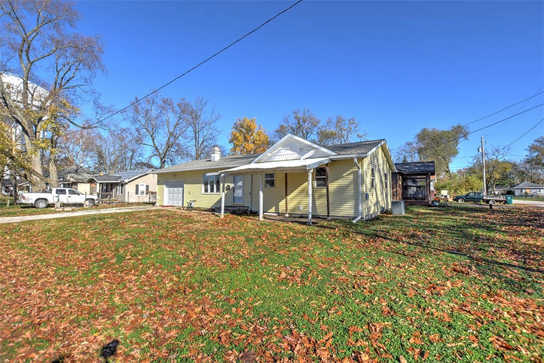 1502 North Fairview Avenue Decatur, IL 62526 - Photo 5 of 14 a view of a house with a yard