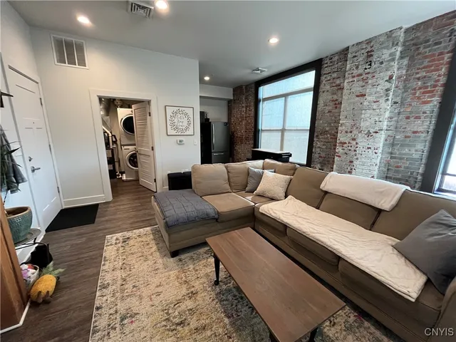 $1,500 | 800 North Clinton Street, Syracuse, NY 13204