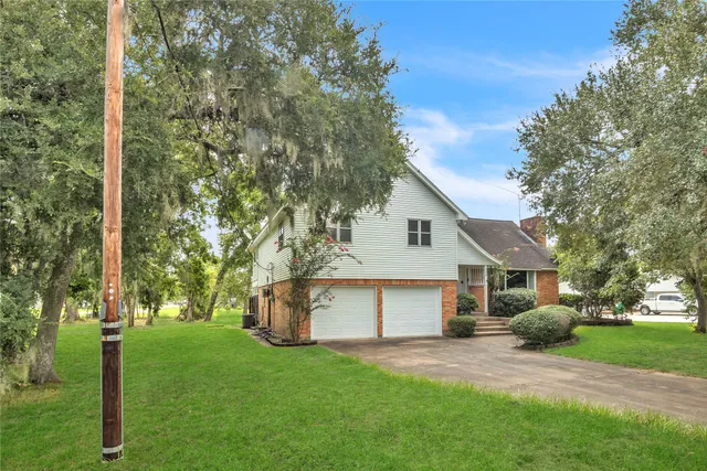 $2,700 | 108 Woodland Road, Lake Jackson, TX 77566