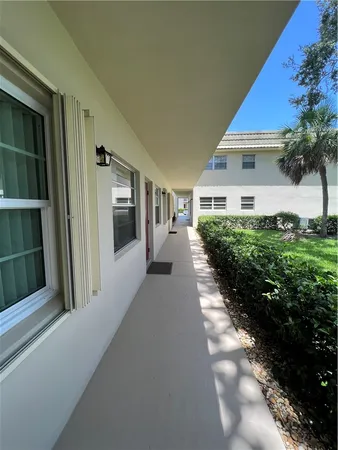 $1,200 | 40 Vista Gdns Trail, Unit 104, Vero Beach, FL 32962