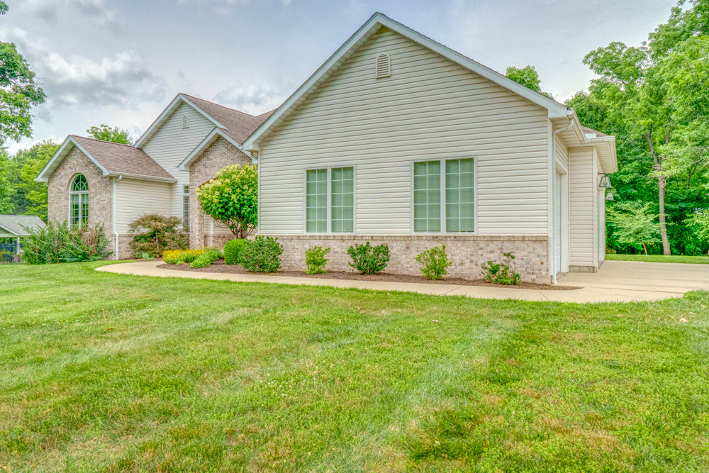 3550 East Bishop Road Mount Vernon, IL 62864 - Photo 2 of 61 a front view of house with yard and green space