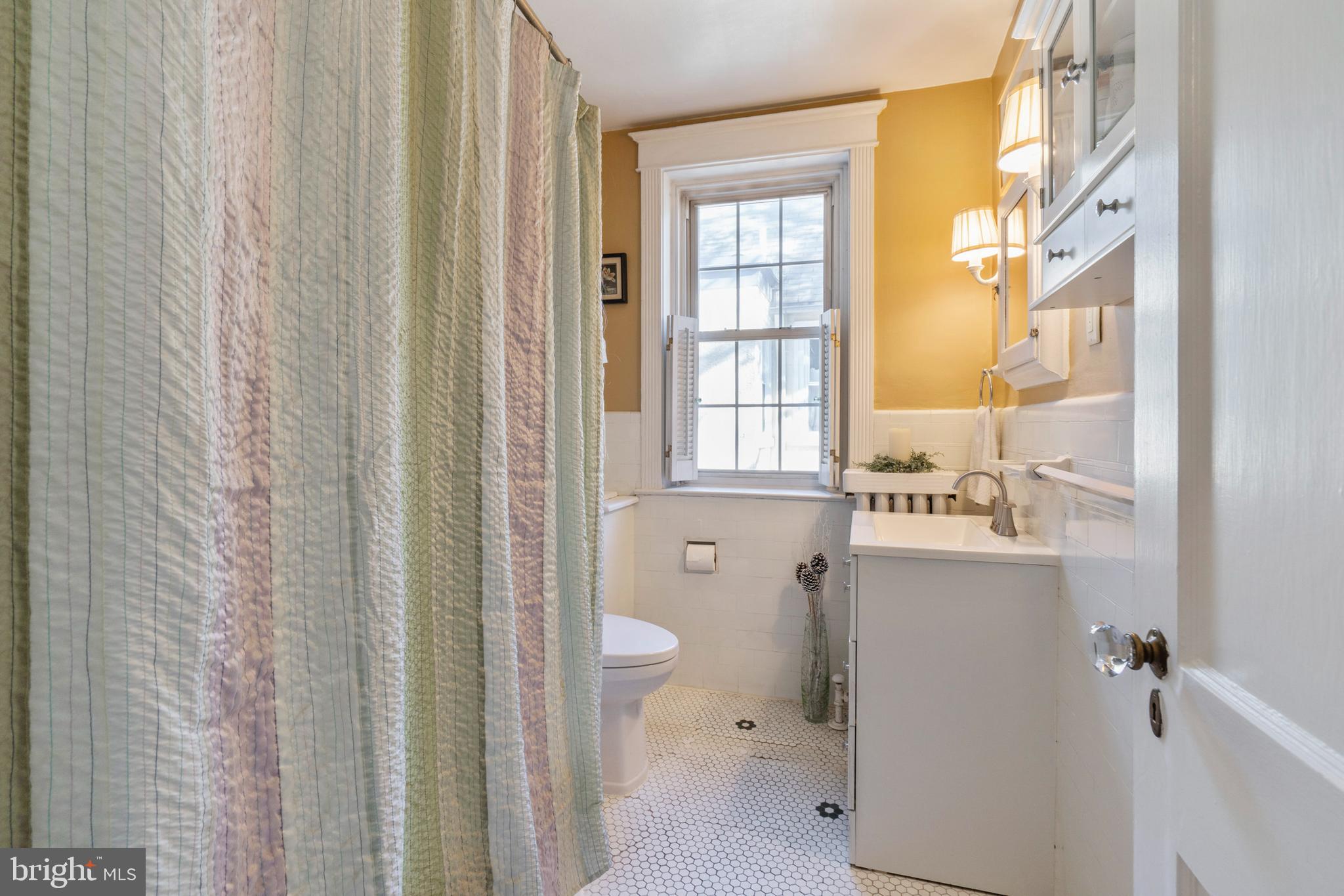 32 Wellington Road Ardmore, PA 19003 - Photo 31 of 35 Full Hall Bath