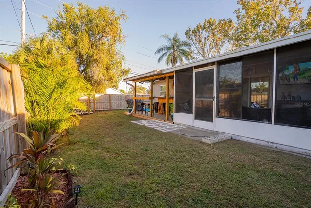 a view of a backyard