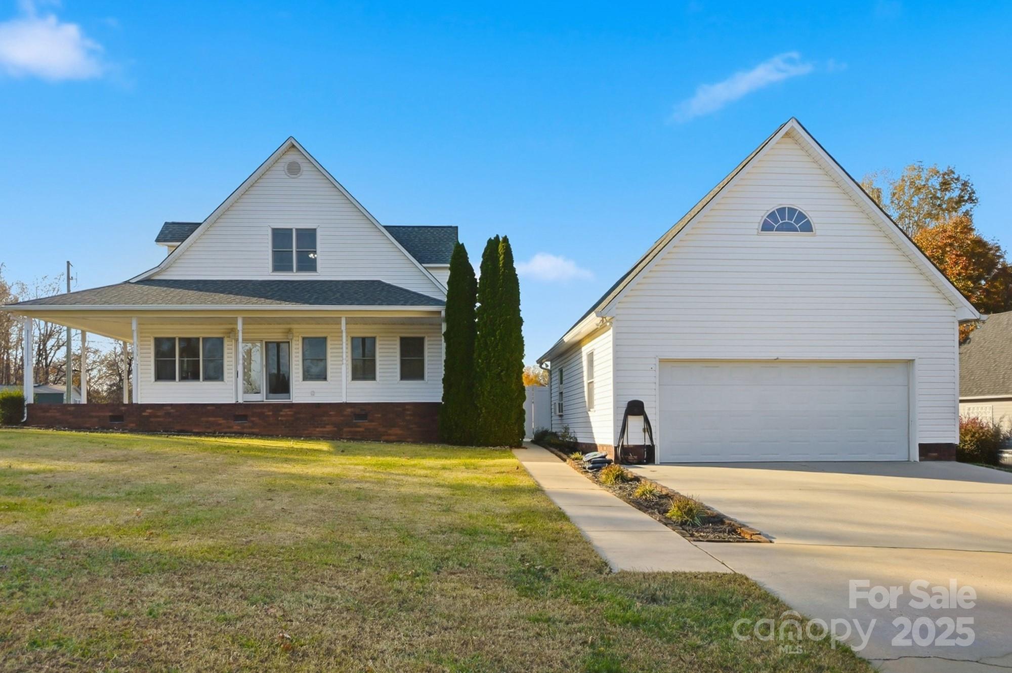 845 St Paul Church Road Salisbury, NC 28146 - Photo 2 of 44 a front view of a house with swimming pool