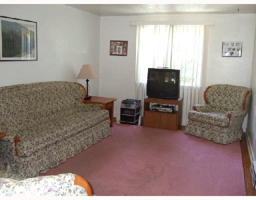 310 Byron Road Pittsburgh, PA 15237 - Photo 5 of 18 Living Room.