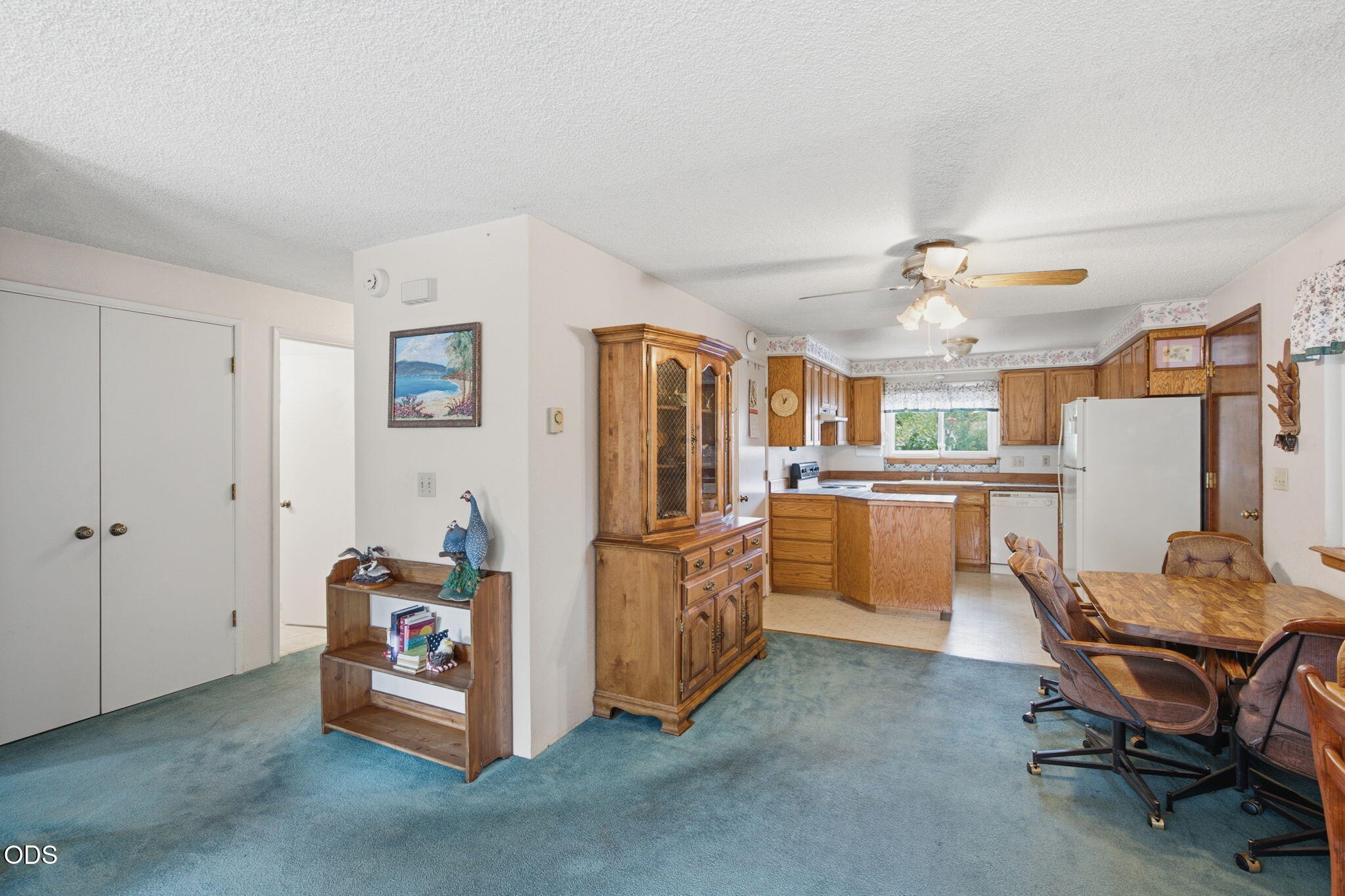 103 Brookside Court Rogue River, OR 97537 - Photo 3 of 27 a kitchen with refrigerator and chair