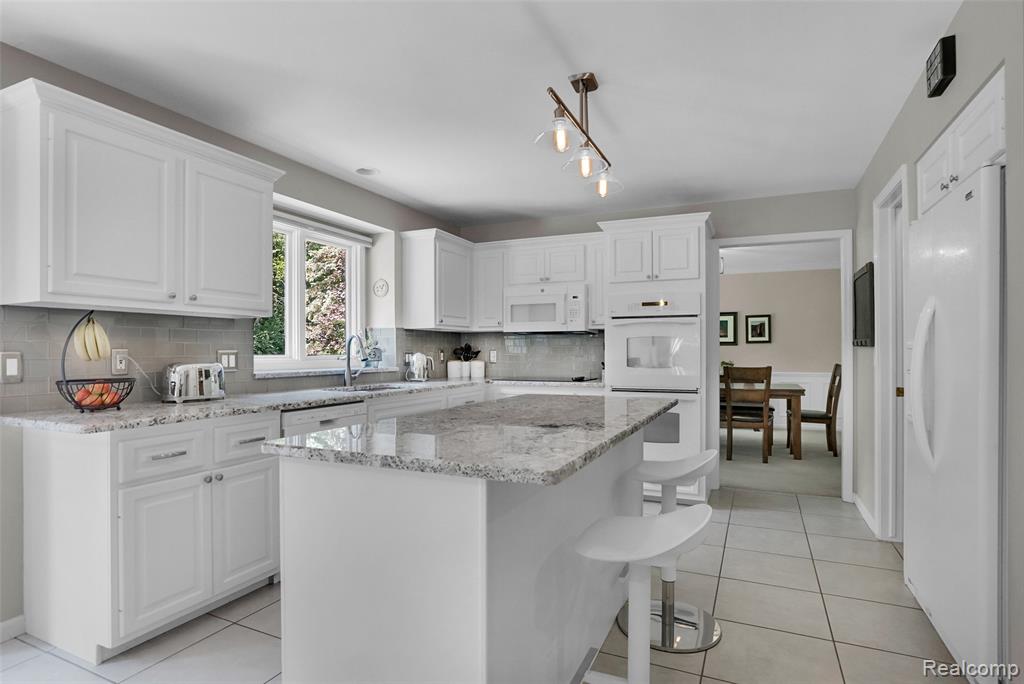 1400 Lakeview Drive Rochester Hills, MI 48306 - Photo 10 of 45