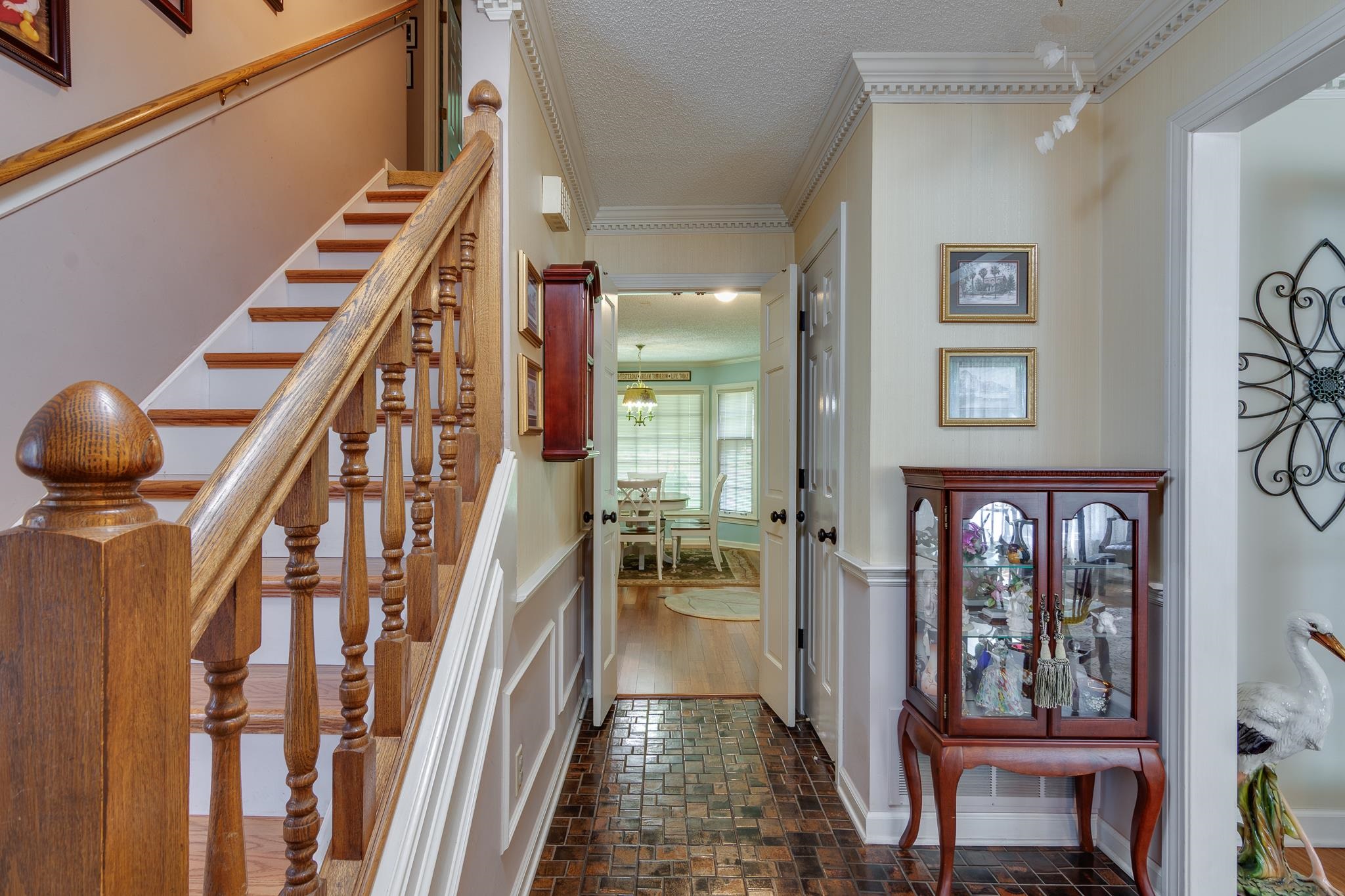 139 South Walnut Bend Road Memphis, TN 38018 - Photo 5 of 35 Welcoming entry with tile floor that opens to the dining room to the left , hallway to the kitchen in front and living room to the right.