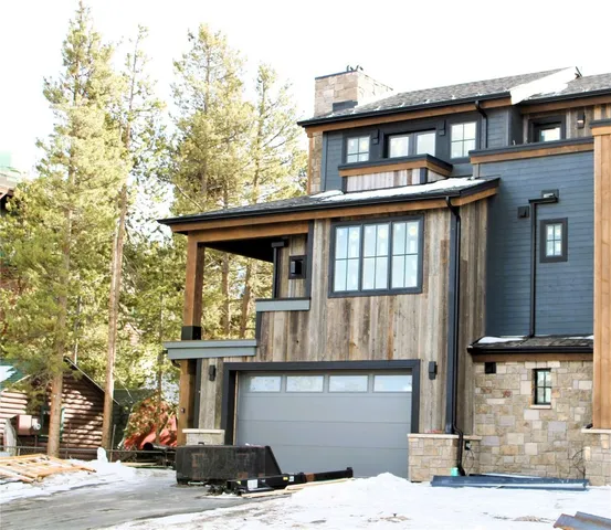 a house view with a outdoor space