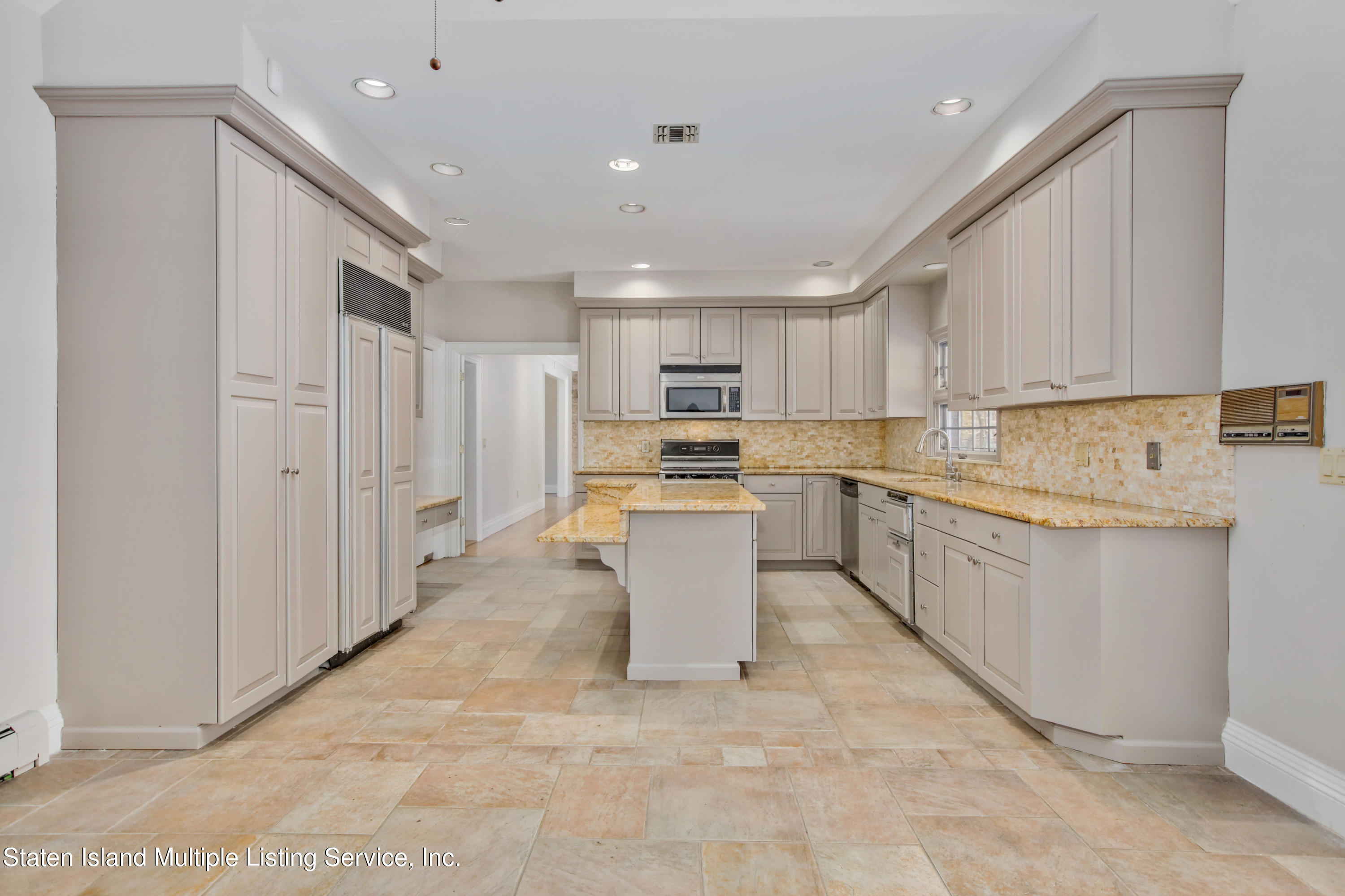 2 Circle Road Staten Island, NY 10304 - Photo 11 of 39 VMD_014