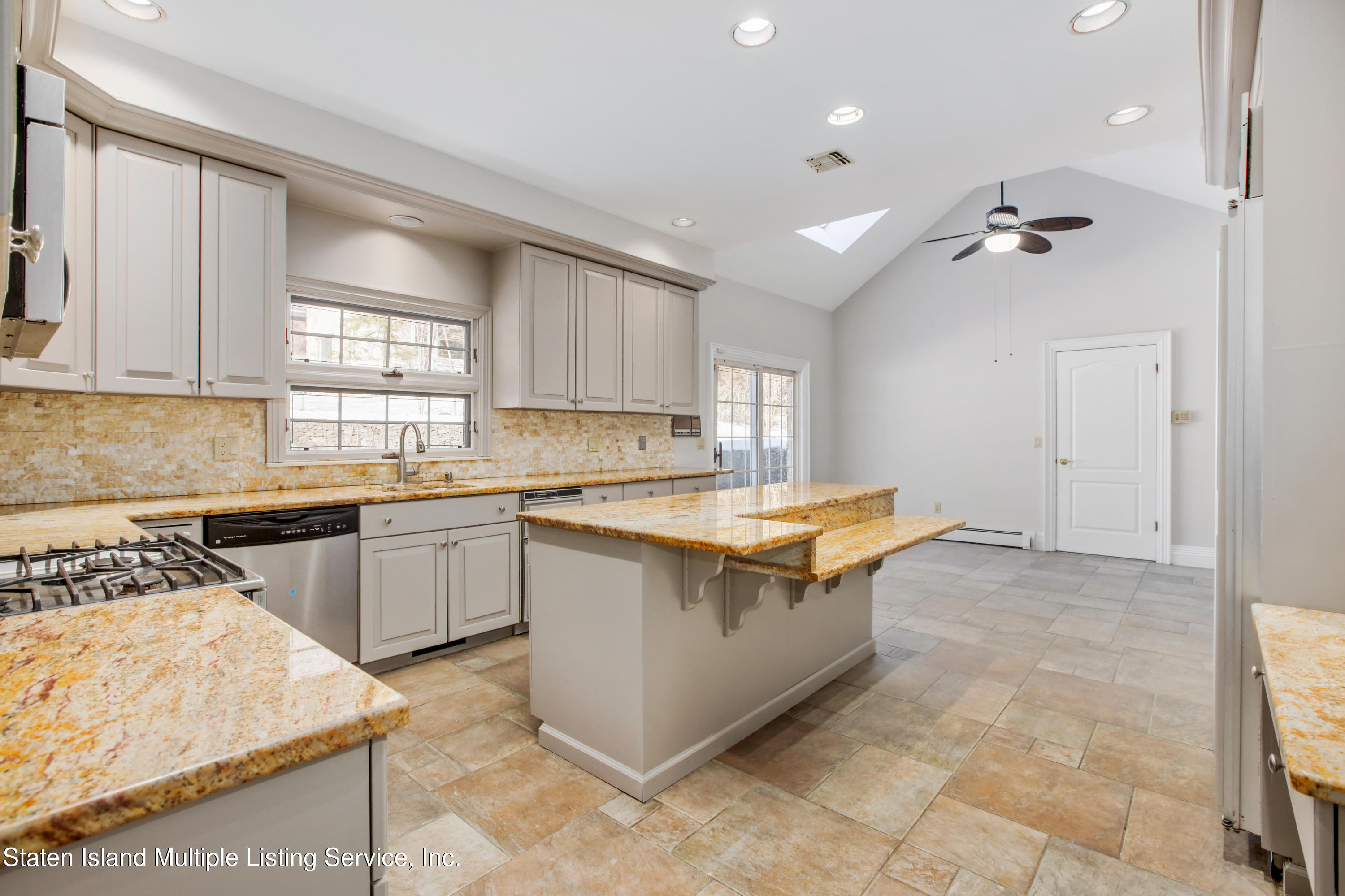 2 Circle Road Staten Island, NY 10304 - Photo 10 of 39 VMD_013