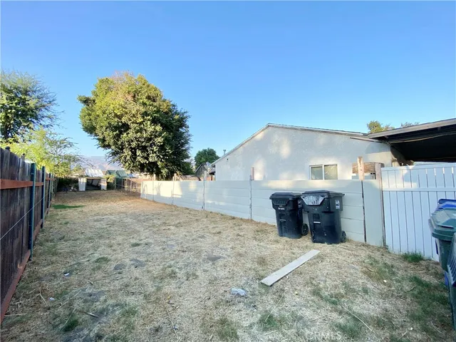 a view of a backyard
