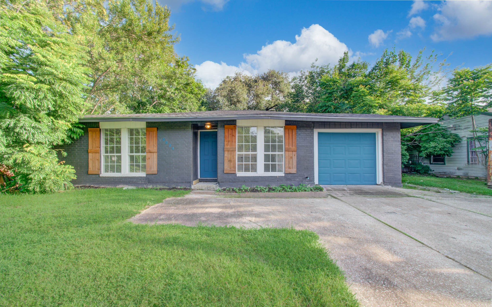 5634 Ridgeway Drive Houston, TX 77033 - Photo 4 of 42 Gallery Image 4