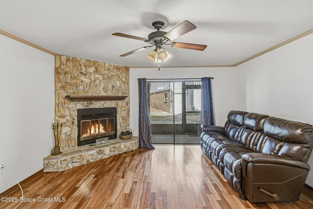 a view of livingroom with furniture and ceiling fan