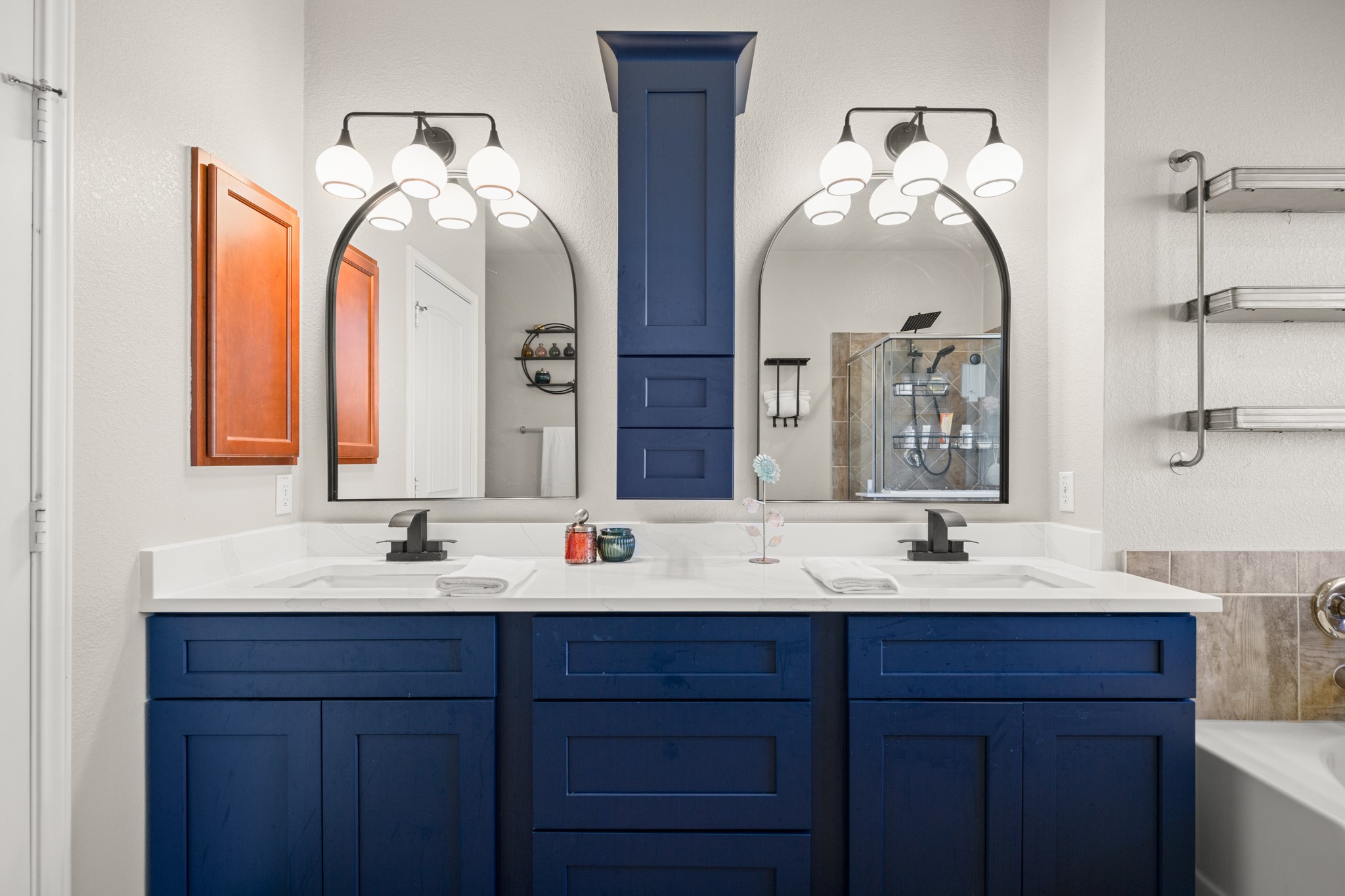 101 Kavanaugh Street Georgetown, TX 78628 - Photo 19 of 32 a bathroom with double vanity sinks and a mirror