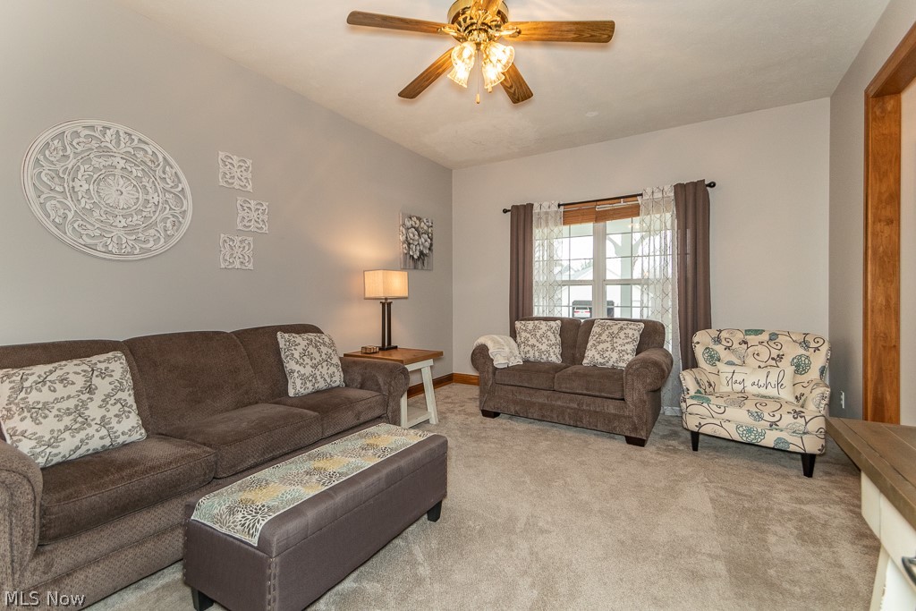 242 Overlook Road Painesville, OH 44077 - Photo 5 of 33 Natural light in living room