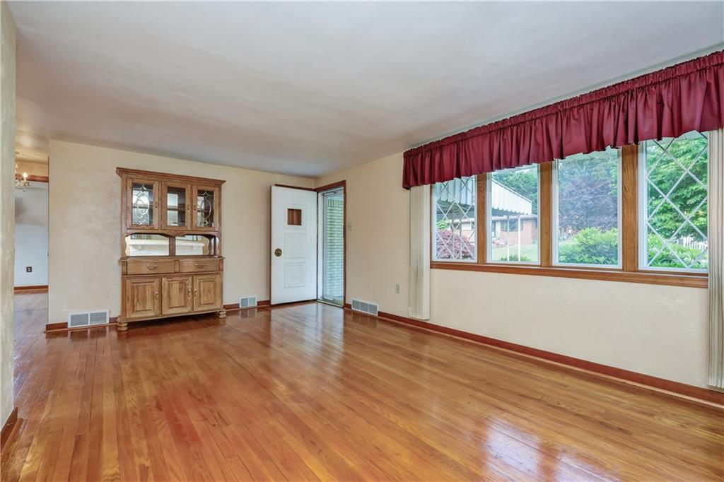 1024 Varner Road Pittsburgh, PA 15227 - Photo 4 of 25 Gallery Image 4