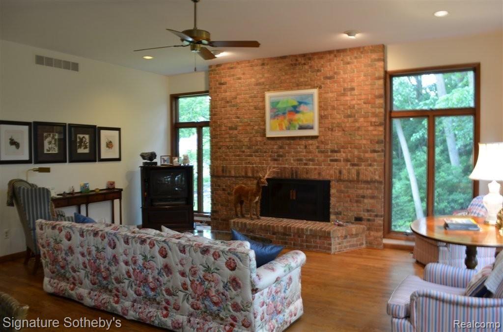 3792 West Pemberton Road Bloomfield Hills, MI 48302 - Photo 5 of 21 Spacious Living Room