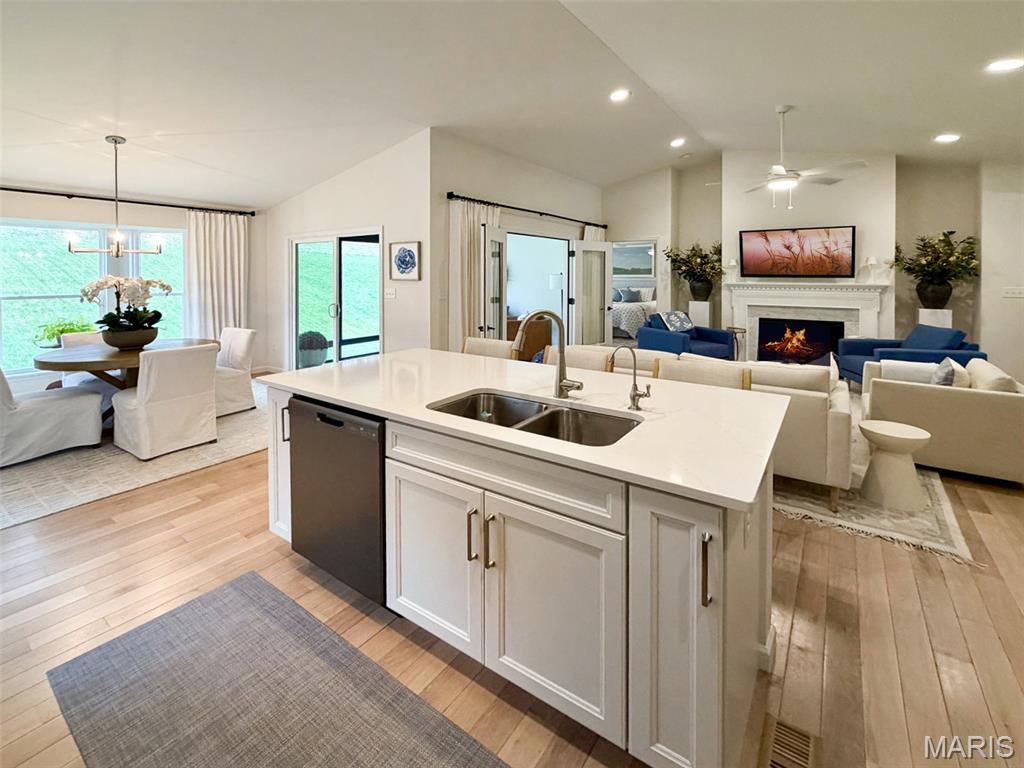 1647 Ridgefield Bluff Eureka, MO 63025 - Photo 4 of 7