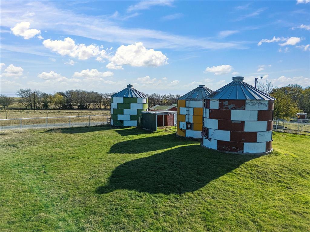 117 County Road 2646 Decatur, TX 76234 - Photo 5 of 39 a front view of a house with garden