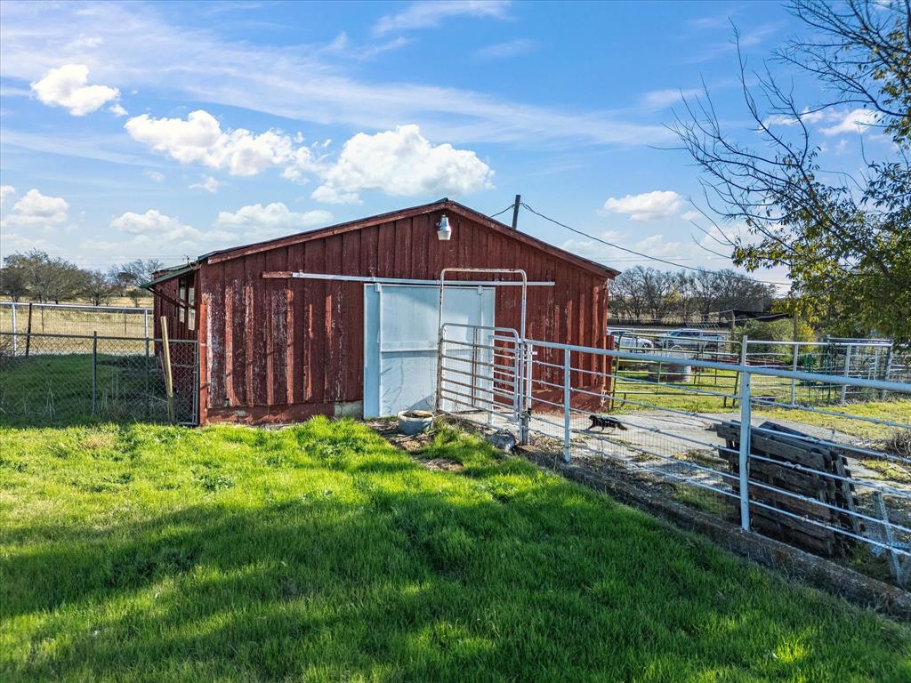 117 County Road 2646 Decatur, TX 76234 - Photo 6 of 39 a view of a backyard with a garden