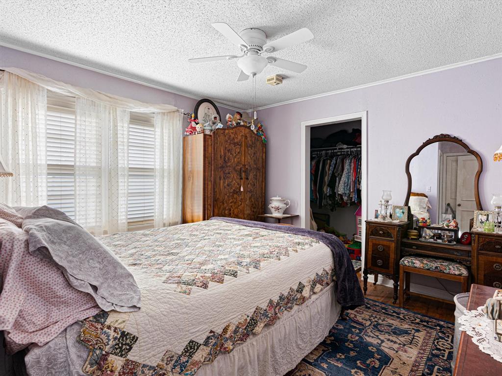 117 County Road 2646 Decatur, TX 76234 - Photo 8 of 39 a bedroom with a bed and a dresser