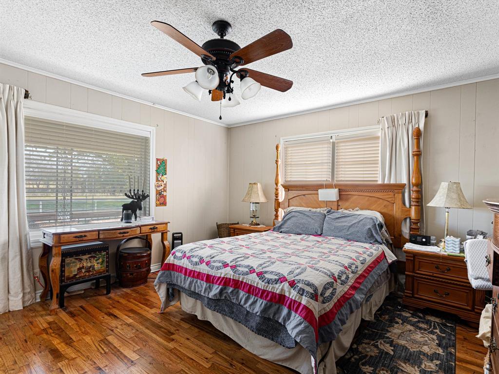 117 County Road 2646 Decatur, TX 76234 - Photo 10 of 39 a bedroom with a bed and a table